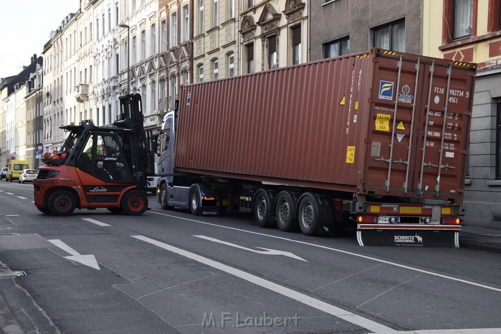 LKW gegen Bruecke wegen Rettungsgasse Koeln Muelheim P46.JPG - Miklos Laubert